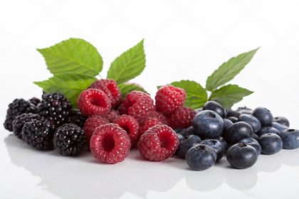 Fresh blackberries, raspberries and blueberries symbolising popular berry vape flavours in the UAE