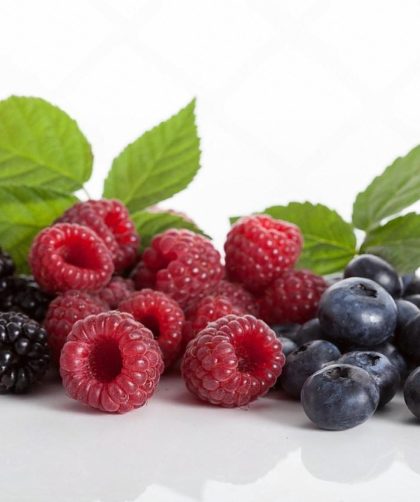 Fresh blackberries, raspberries and blueberries symbolising popular berry vape flavours in the UAE