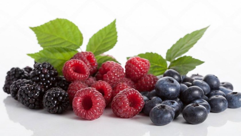Fresh blackberries, raspberries and blueberries symbolising popular berry vape flavours in the UAE