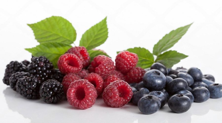 Fresh blackberries, raspberries and blueberries symbolising popular berry vape flavours in the UAE